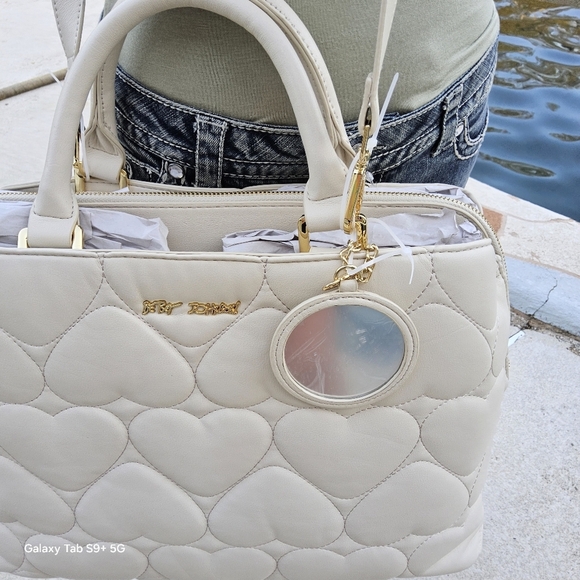 BETSEY JOHNSON CHALK COLOR SATCHEL w/REMOVABLE MIRROR - Picture 5 of 7